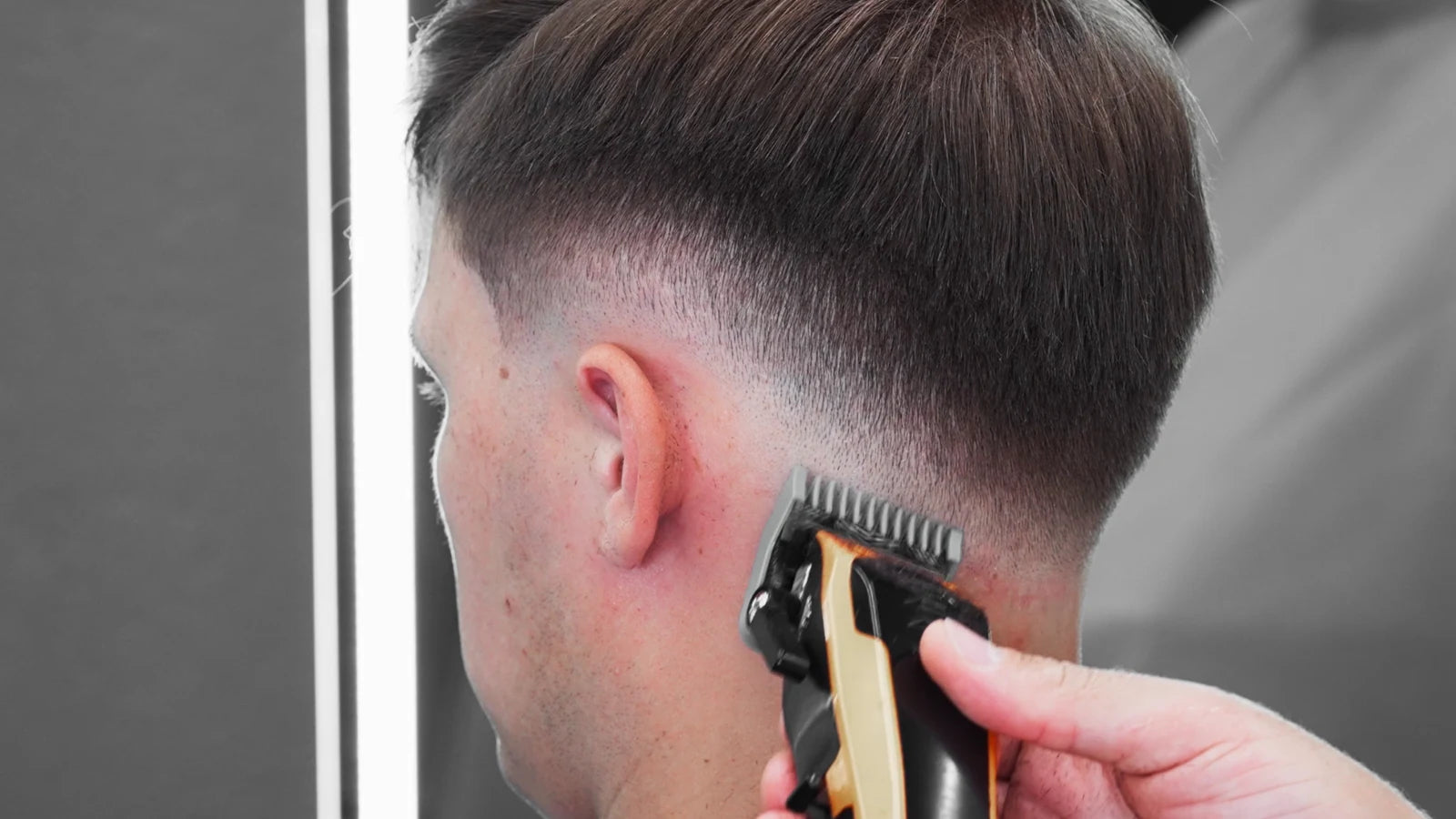 Mid fade kirpimas mašinėle aplink ausis – tikslus perėjimo formavimas